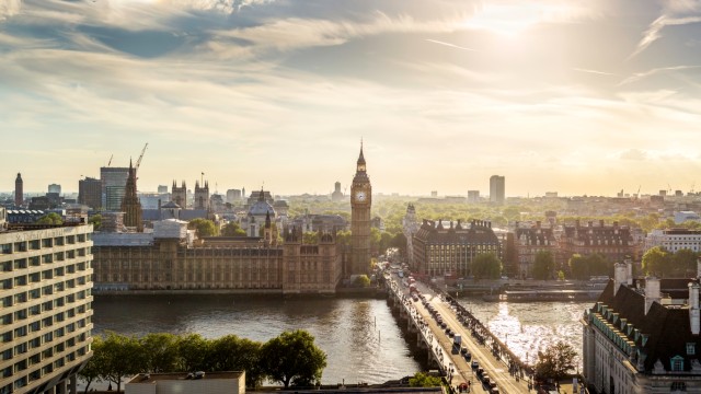 Горизонт Лондона, Биг-Бен и Вестминстерский мост в сумерках с искрящимся солнцем на Темзе.