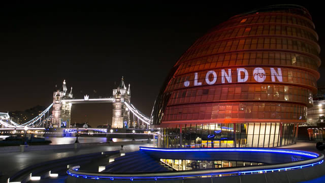 City Hall .London photo stunt