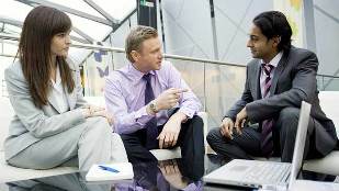 Business people with laptop ©VisitBritain