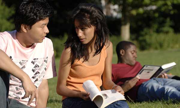 Students on grass reading (x3) ©VisitBritain/ Eric Nathan